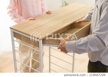 中老年夫婦正在組裝新的廚房架 中老年夫婦正在組裝新的廚房架 119087294