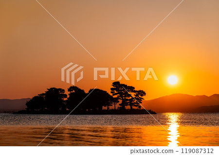 Sunset at Lake Shinji, Shimane 119087312