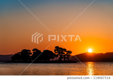 Sunset at Lake Shinji, Shimane 119087318