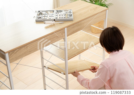 組裝新廚房架的中年婦女 119087333