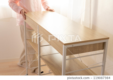 中年婦女將新的廚房架搬到廚房 119087364