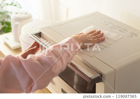 清潔微波爐的中年婦女的手 119087365