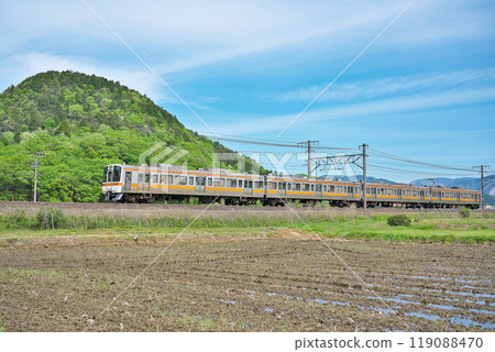 [Tokaido Main Line Local Train Kuha 310 Series Train] Photographed at: Kiyotaki, Maibara City, Shiga Prefecture 119088470