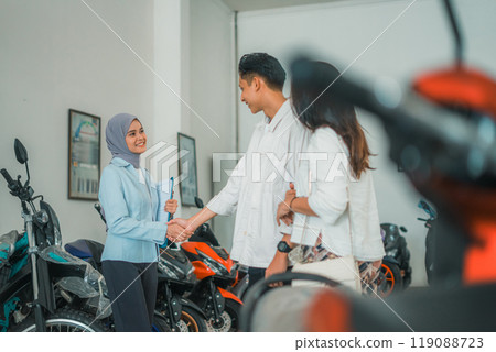 saleswoman shakes hands with a customer during the sale and purchase 119088723