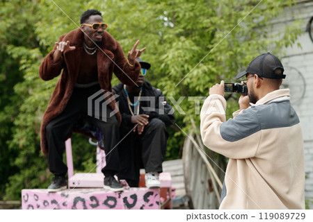 Capturing Dynamic Posing During Outdoor Photoshoot 119089729