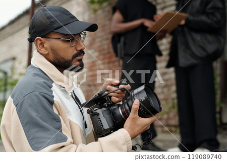 Capturing Detailed Film using Professional Camera Equipment Capturing Detailed Film using Professional Camera Equipment 119089740