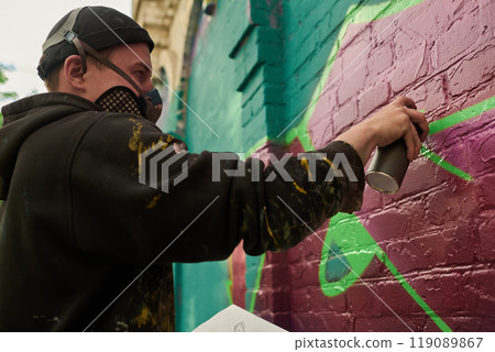 Guy creating graffiti masterpiece 119089867