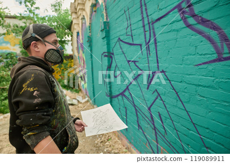 Comparing sketch on paper with graffiti Comparing sketch on paper with graffiti 119089911