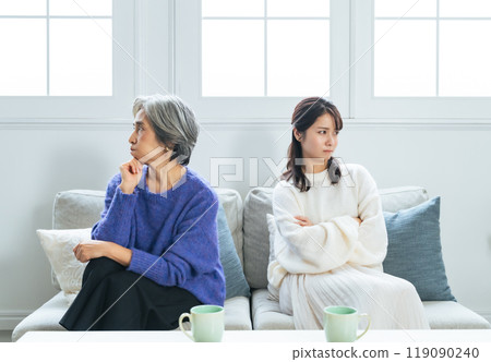 Fighting elderly mother and young daughter 119090240