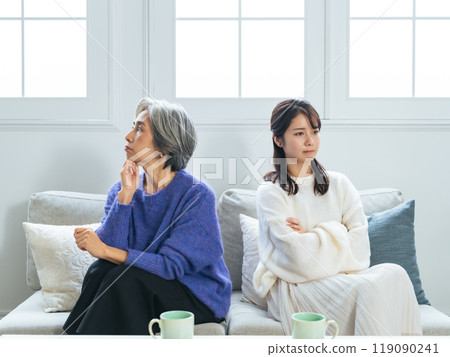 Fighting elderly mother and young daughter Fighting elderly mother and young daughter 119090241