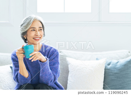 放鬆在客廳裡的高級女人 119090245