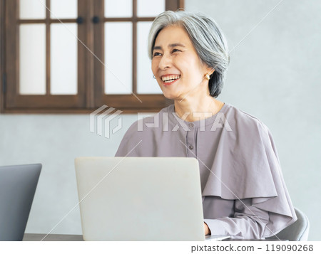 在辦公室開會的高階女性 在辦公室開會的高階女性 119090268