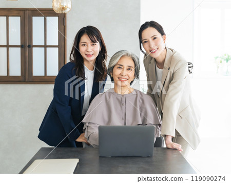 各代職業婦女齊聚辦公室 119090274