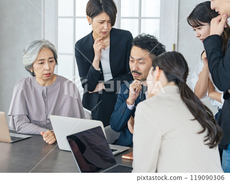 一群來自各代人的商務人士在辦公室遇到了麻煩。 一群來自各代人的商務人士在辦公室遇到了麻煩。 119090306