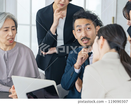 各代商界人士團隊在辦公室討論 各代商界人士團隊在辦公室討論 119090307