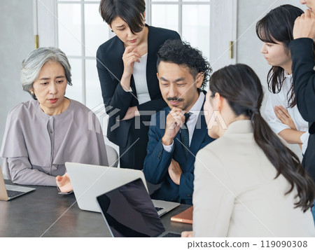 一群來自各代人的商務人士在辦公室遇到了麻煩。 一群來自各代人的商務人士在辦公室遇到了麻煩。 119090308