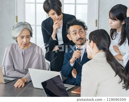 各代商界人士團隊在辦公室討論 各代商界人士團隊在辦公室討論 119090309