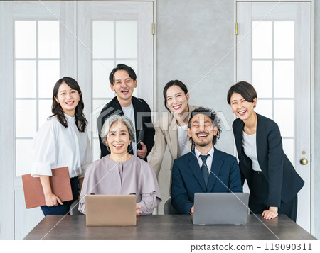 一群各代商人在辦公室裡歡笑 119090311