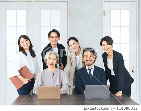 一群各代商人在辦公室裡歡笑 一群各代商人在辦公室裡歡笑 119090312
