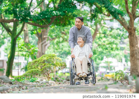 Senior woman, middle-aged man, parent and child, wheelchair Senior woman, middle-aged man, parent and child, wheelchair 119091974