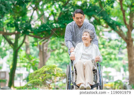 Senior woman, middle-aged man, parent and child, wheelchair 119091979