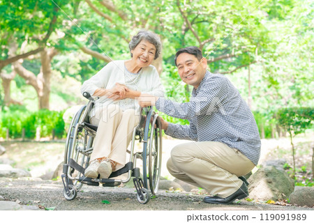 高級婦女、中間人、父母和孩子、輪椅 高級婦女、中間人、父母和孩子、輪椅 119091989
