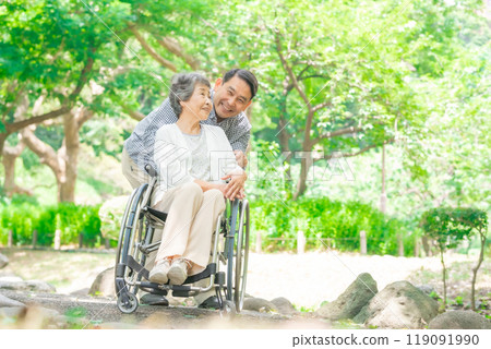 高級婦女、中間人、父母和孩子、輪椅 高級婦女、中間人、父母和孩子、輪椅 119091990