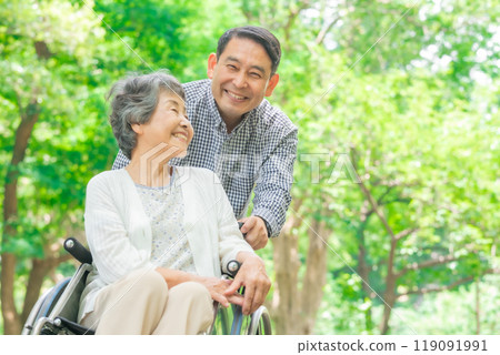 高級婦女、中間人、父母和孩子、輪椅 高級婦女、中間人、父母和孩子、輪椅 119091991