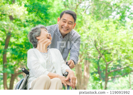 Senior woman, middle-aged man, parent and child, wheelchair Senior woman, middle-aged man, parent and child, wheelchair 119091992