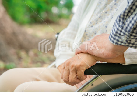 高級婦女、中間人、父母和孩子,手邊有輪椅 高級婦女、中間人、父母和孩子,手邊有輪椅 119092000