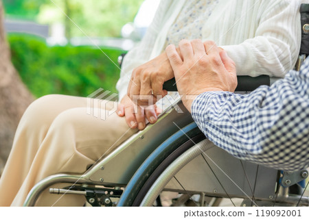 高級婦女、中間人、父母和孩子，手邊有輪椅 119092001