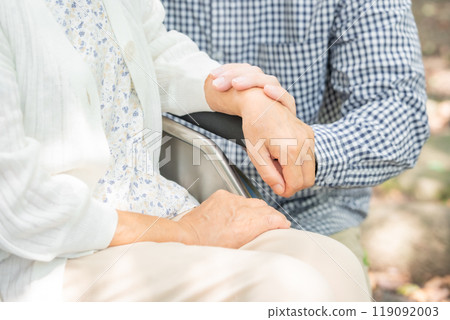 Senior woman, middle-aged man, parent and child, wheelchair, hand Senior woman, middle-aged man, parent and child, wheelchair, hand 119092003