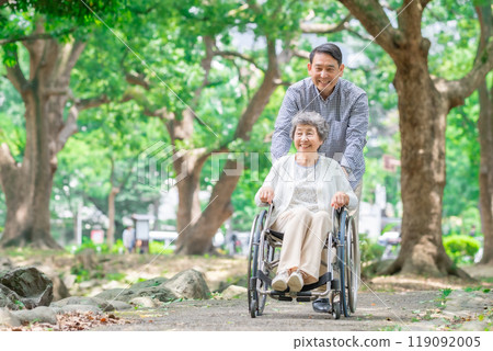 Senior woman, middle-aged man, parent and child, wheelchair 119092005