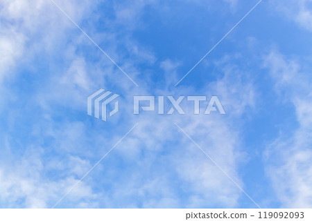 藍天上漂浮的雲朵形狀【背景素材】 119092093