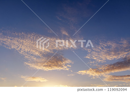 傍晚天空中漂浮的雲朵形狀【背景素材】 傍晚天空中漂浮的雲朵形狀【背景素材】 119092094
