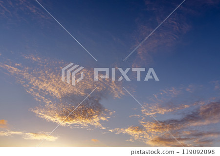 傍晚天空中漂浮的雲朵形狀【背景素材】 傍晚天空中漂浮的雲朵形狀【背景素材】 119092098