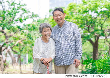 Senior woman, middle-aged man, parent and child, portrait 119092252