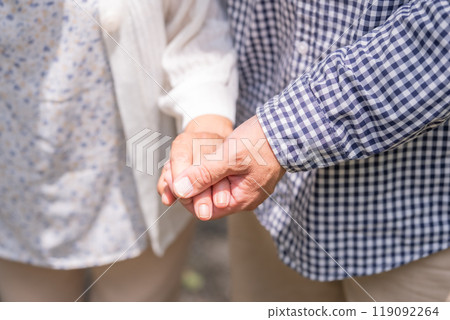 Senior woman, middle-aged man, parent and child, hands 119092264