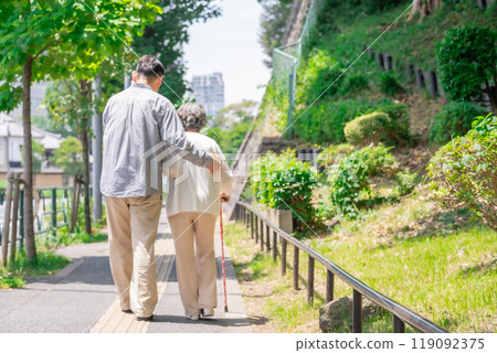 Senior woman, middle-aged man, parent and child, back view Senior woman, middle-aged man, parent and child, back view 119092375