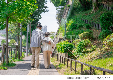 高級婦女、中間人、父母和孩子，後視圖 119092377