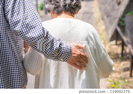 Senior woman, middle-aged man, parent and child, hands Senior woman, middle-aged man, parent and child, hands 119092378