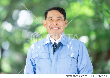 工作服公園裡的男人 119092441