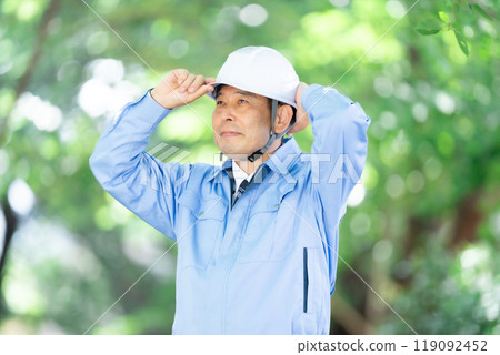 穿著工作服公園頭盔的男子 119092452