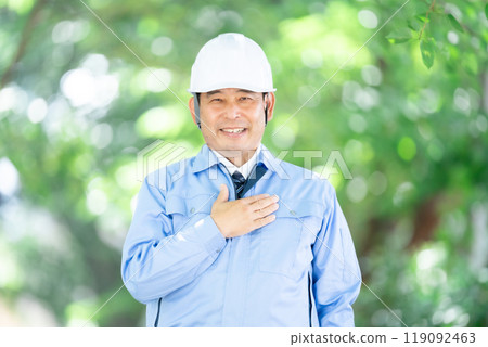 穿著工作服公園頭盔的男子 119092463