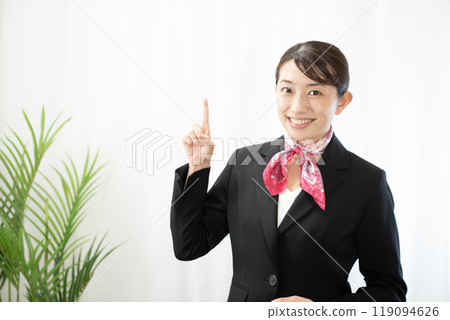 一個舉起食指並微笑的女人 一個舉起食指並微笑的女人 119094626