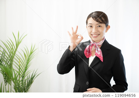 一個女人微笑著做出好的手勢 一個女人微笑著做出好的手勢 119094656