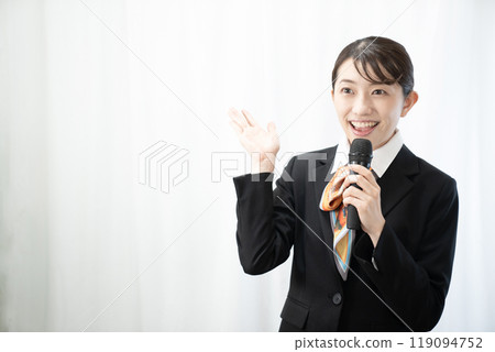 一位女士用麥克風提供指導 119094752