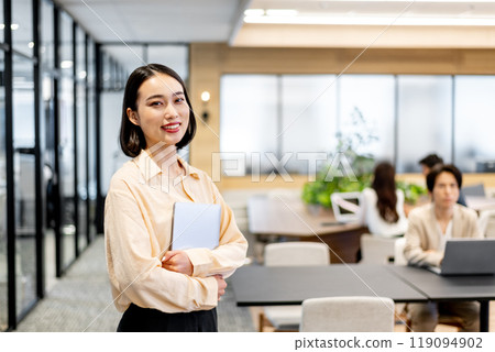 雙手拿著筆電微笑的女人 119094902