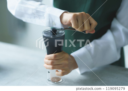 週末早上，一位年輕的女店員正在煮咖啡 119095279