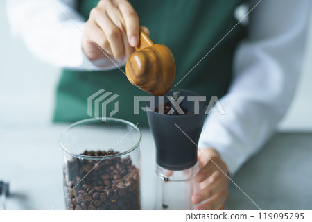 週末早上,一位年輕的女店員正在煮咖啡 週末早上,一位年輕的女店員正在煮咖啡 119095295